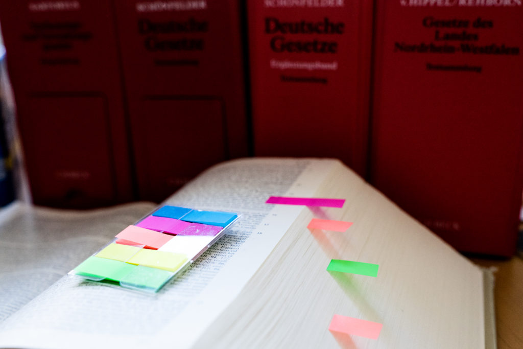 Klebezettel Post-its im Examen Jura